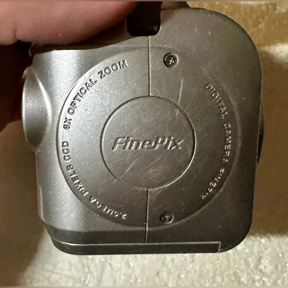 Fujifilm Finepix 2800 Zoom 2.0mp 6x Optical Zoom CompactDigital Camera